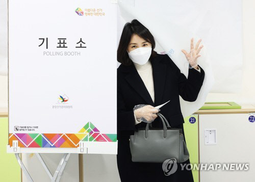 더불어민주당 이재명 대선 후보의 부인 김혜경 씨가 9일 오후 경기도 성남시 분당구 초림초등학교에 설치된 수내1동 제2투표소에서 투표하고 있다. <연합뉴스>